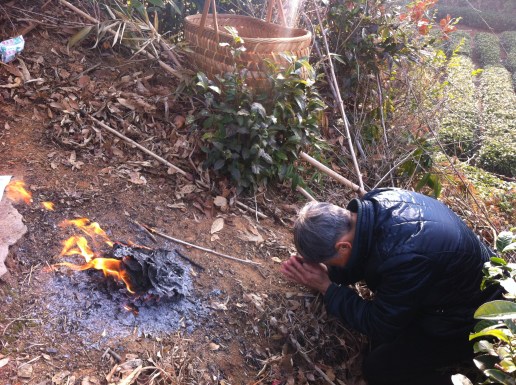 AltarNainaiPrayingPaperBurning